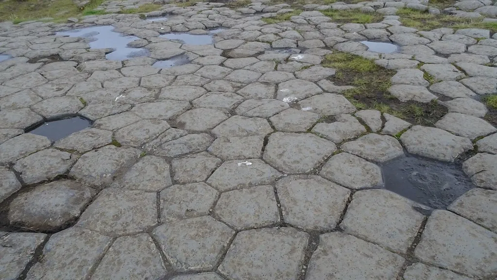 Les colonnes de basalte de Kirkjugólf ressemblent à un sol pavé les colonnes de basalte de kirkjugolf ressemblent a un sol pave 4 les-colonnes-de-basalte-de-kirkjugolf-ressemblent-a-un-sol-pave-4