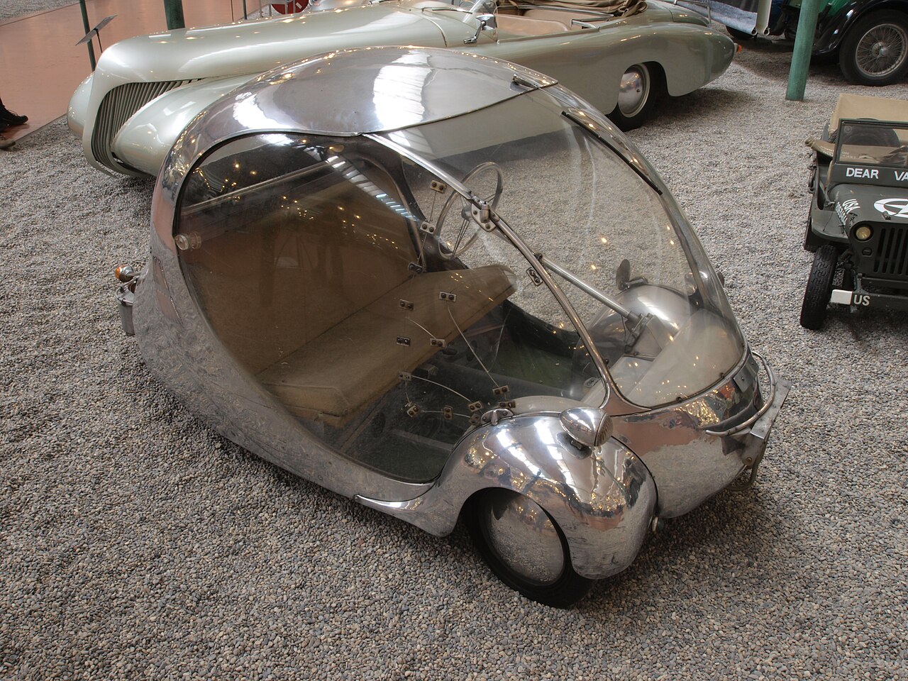 L’Œuf électrique, voiture en forme d’œuf de Paul Arzens construite en 1942 L’Œuf électrique, voiture en forme d’œuf de Paul Arzens construite en 1942
