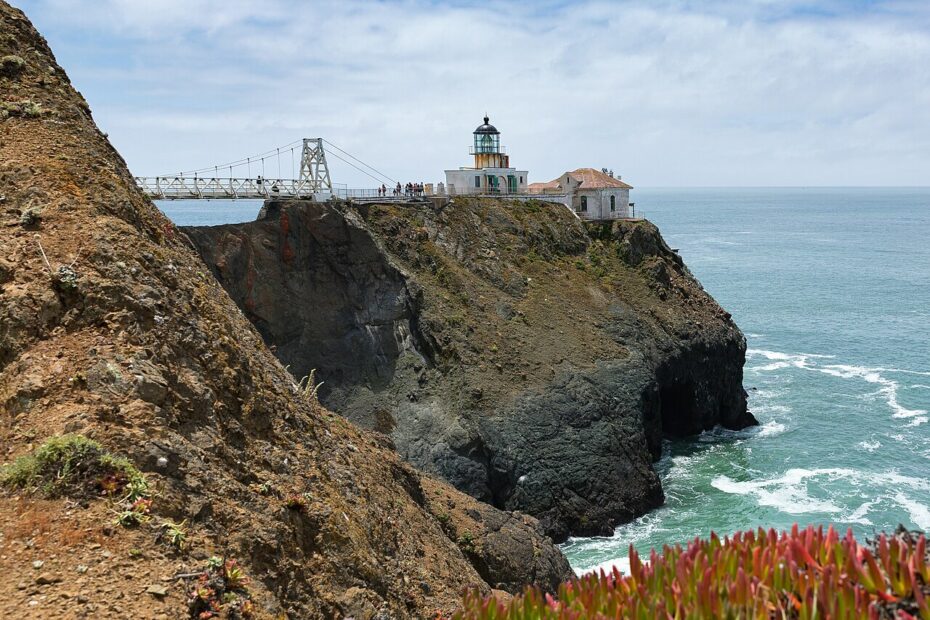 Phare de Point Bonita : le gardien du Golden Gate au bout d'un pont suspendu phare de point bonita californie Phare de Point Bonita en Californie au bout de son promontoire rocheux