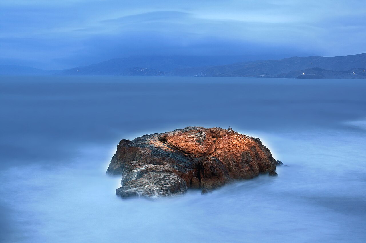 Point Bonita Lighthouse et Seal Rocks dans le brouillard en Californie Point Bonita Lighthouse et Seal Rocks dans le brouillard en Californie
