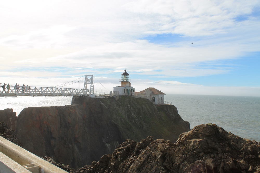 Pont suspendu permettant d'accéder au phare de Point Bonita en Californie Pont suspendu permettant d'accéder au phare de Point Bonita en Californie