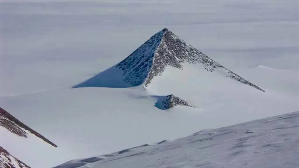 Une intrigante montagne en forme de pyramide en Antarctique une intrigante montagne en forme de pyramide en antarctique 3 une-intrigante-montagne-en-forme-de-pyramide-en-antarctique-3