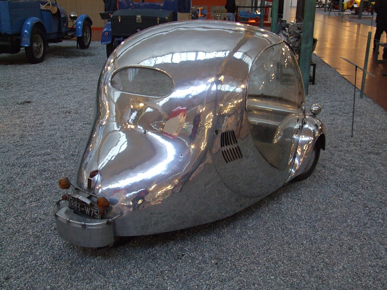 Vue arrière de la voiture en forme d’œuf de Paul Arzens Vue arrière de la voiture en forme d’œuf de Paul Arzens