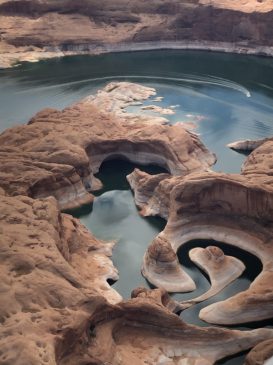 bateau reflection canyon lake powell Bateau naviguant dans Reflection Canyon sur le lac Powell