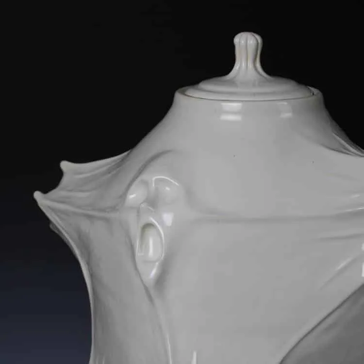 Des céramiques fantomatiques avec des âmes tentant de s'en échapper des ceramiques fantomatiques avec des ames tentant de sen echapper 2 des-ceramiques-fantomatiques-avec-des-ames-tentant-de-sen-echapper-2