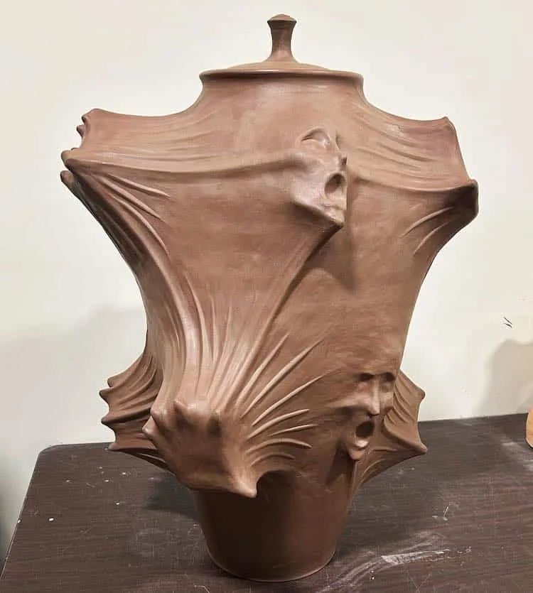 Des céramiques fantomatiques avec des âmes tentant de s'en échapper des ceramiques fantomatiques avec des ames tentant de sen echapper 4 des-ceramiques-fantomatiques-avec-des-ames-tentant-de-sen-echapper-4