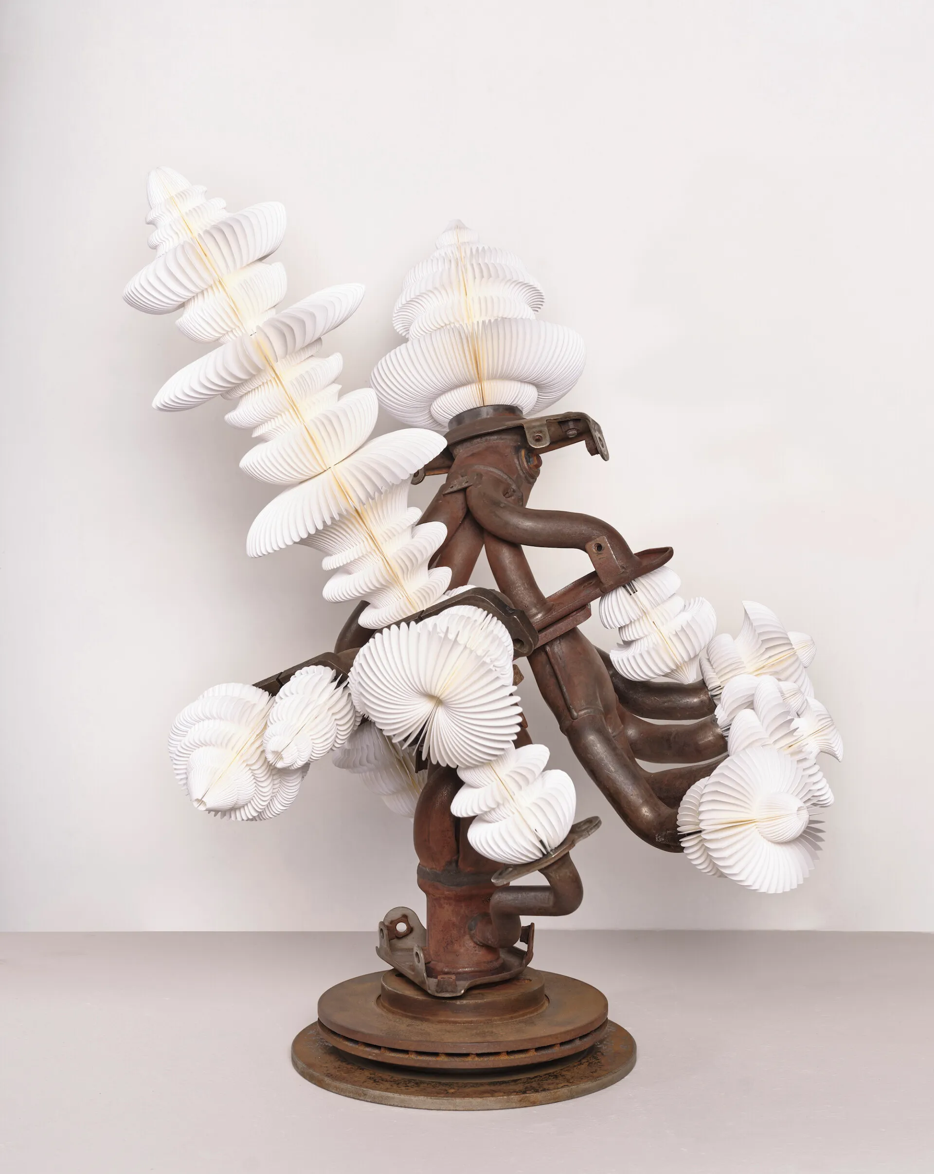 Des sculptures en pièces de voiture et papier par Keita Miyazaki des sculptures en pieces de voiture et papier par keita miyazaki 2 des-sculptures-en-pieces-de-voiture-et-papier-par-keita-miyazaki-2