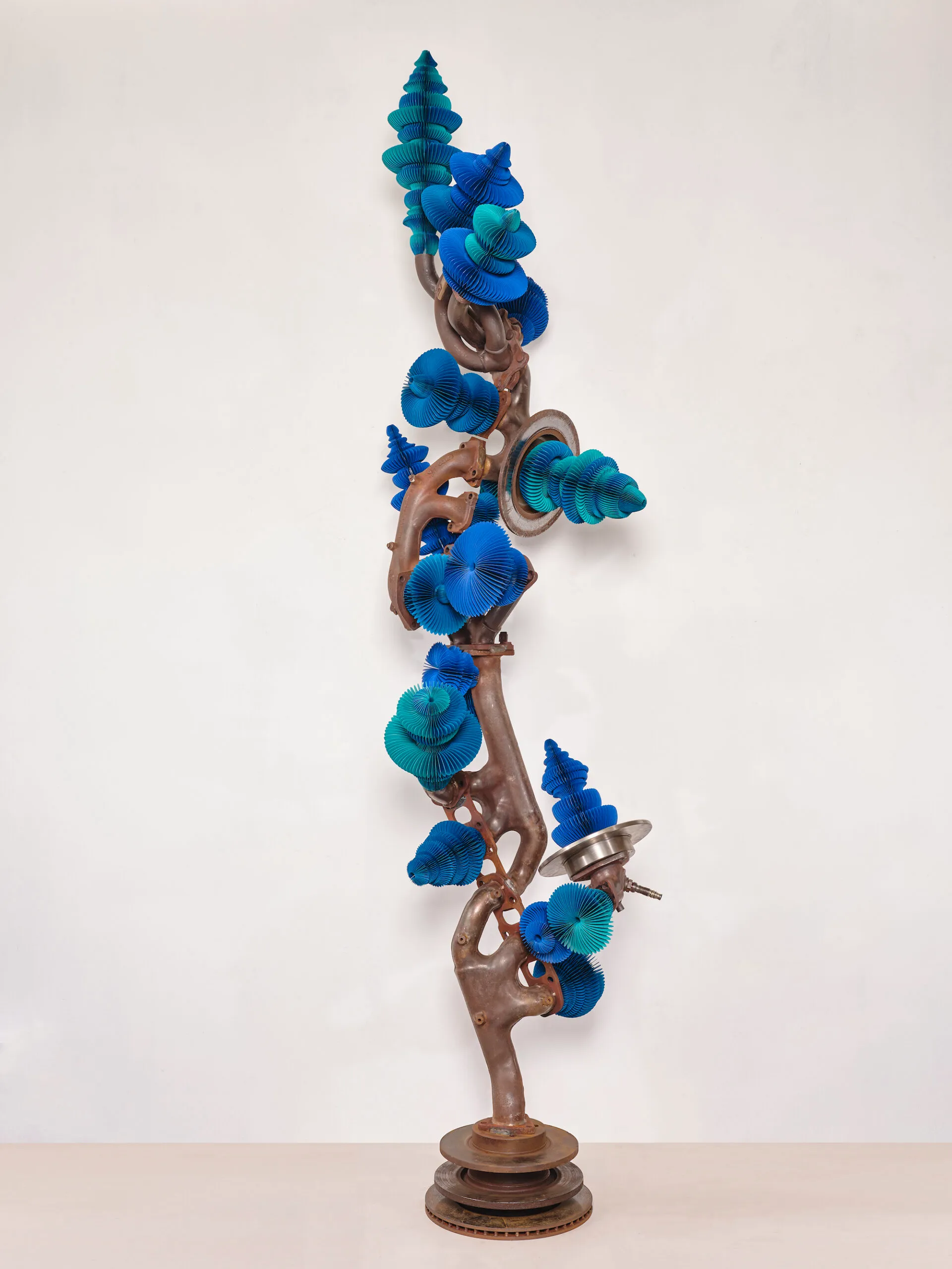 Des sculptures en pièces de voiture et papier par Keita Miyazaki des sculptures en pieces de voiture et papier par keita miyazaki 6 des-sculptures-en-pieces-de-voiture-et-papier-par-keita-miyazaki-6