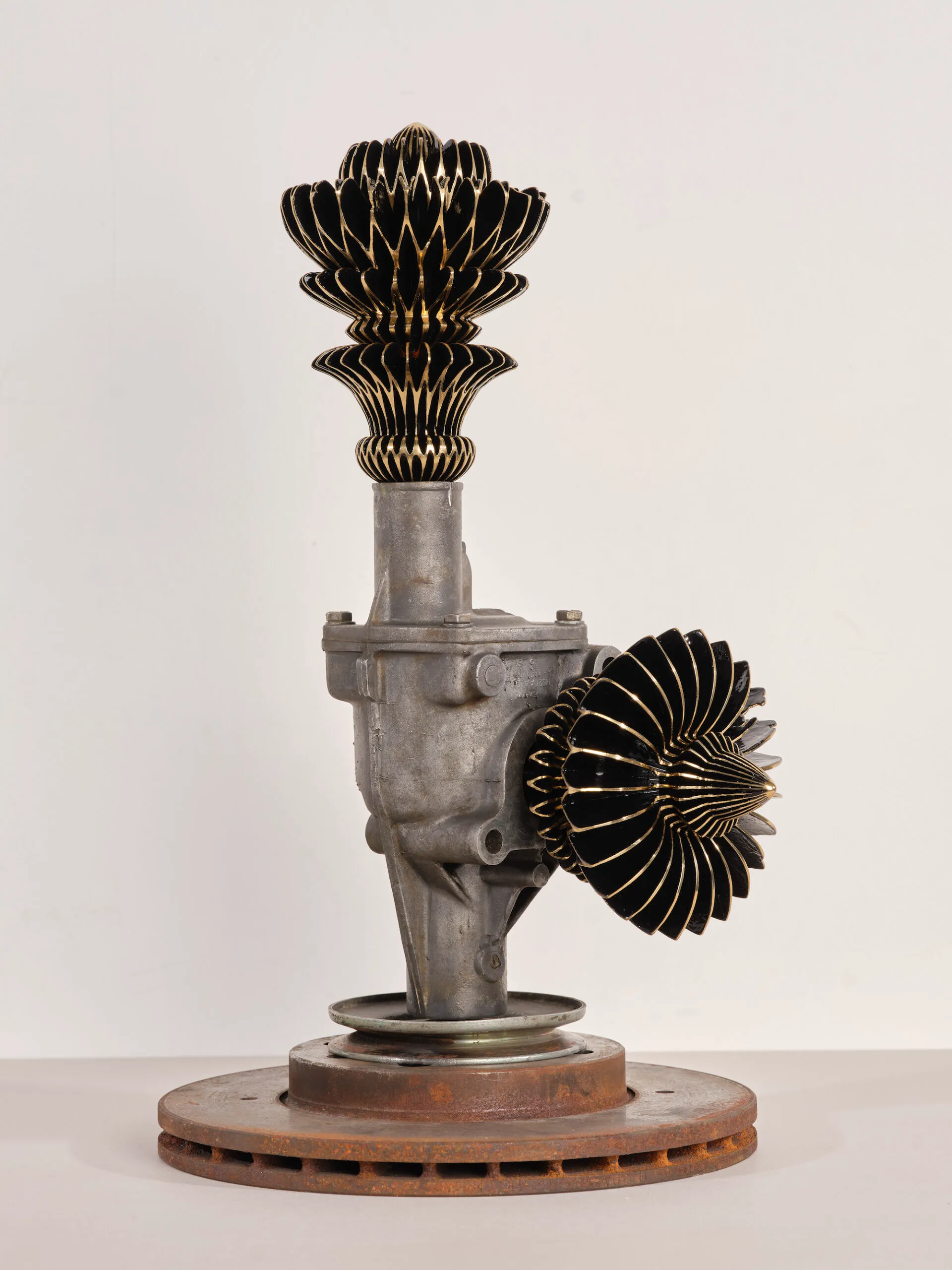 Des sculptures en pièces de voiture et papier par Keita Miyazaki des sculptures en pieces de voiture et papier par keita miyazaki 7 des-sculptures-en-pieces-de-voiture-et-papier-par-keita-miyazaki-7