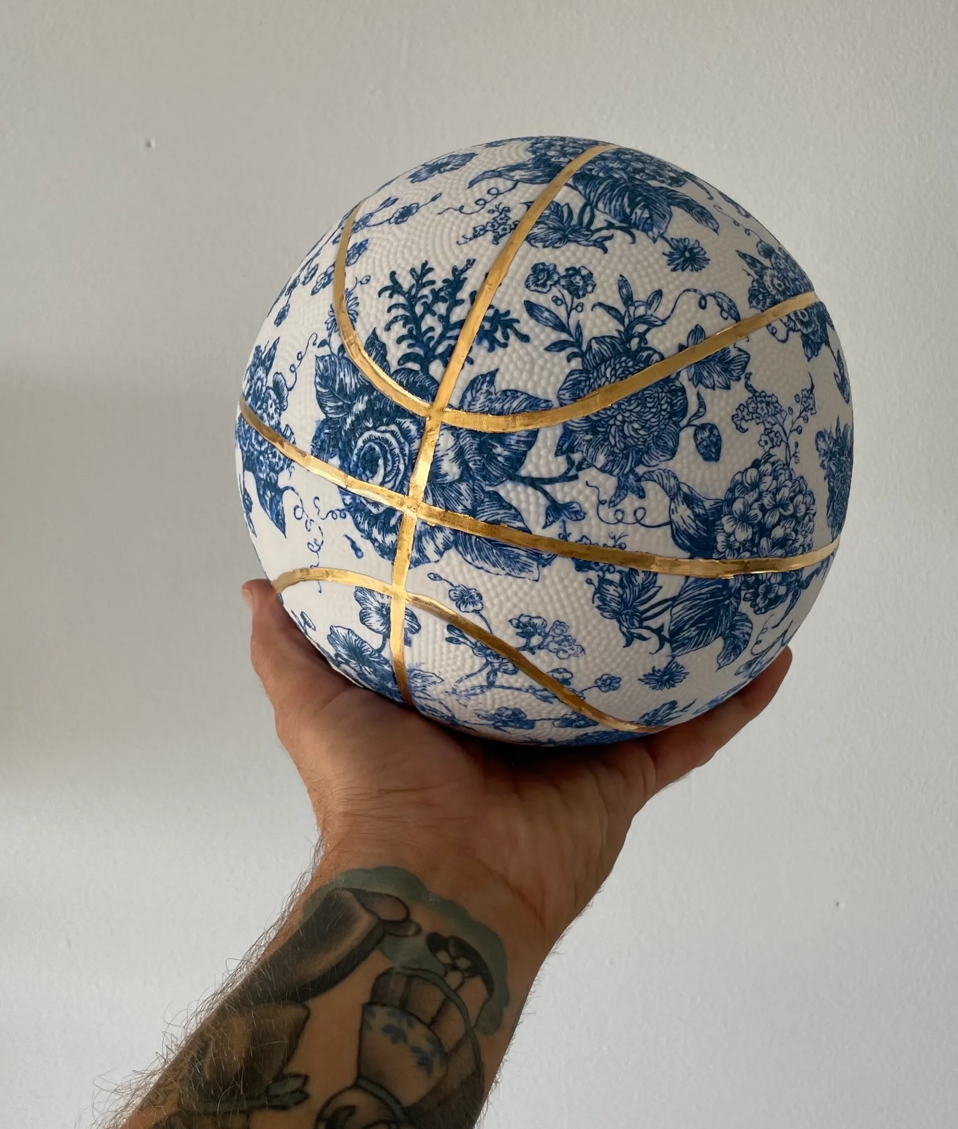 Les objets du quotidien de porcelaine de Brock DeBoer les objets du quotidien de porcelaine de brock deboer 2 ballon basket en porcelaine les-objets-du-quotidien-de-porcelaine-de-brock-deboer-2-ballon-basket-en-porcelaine