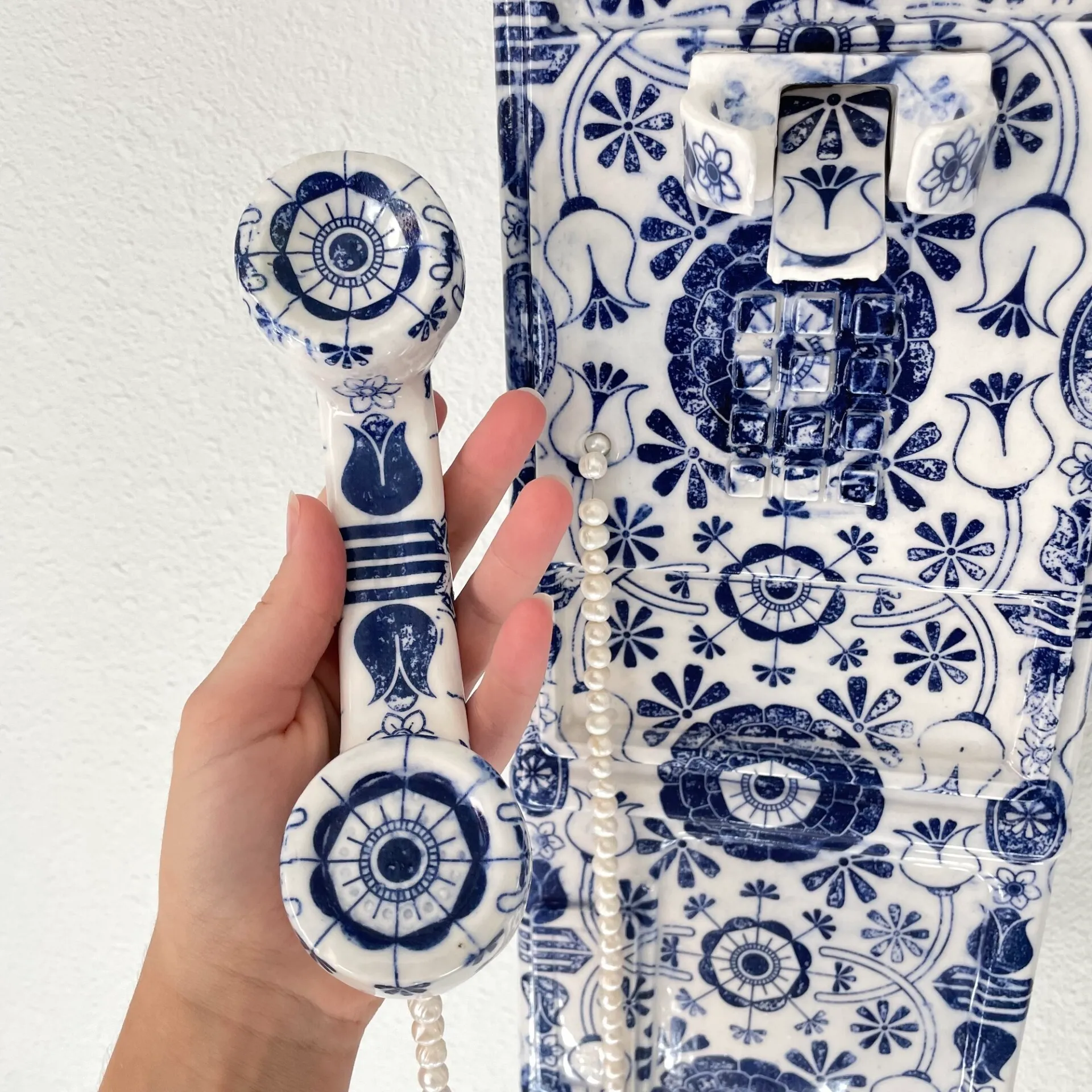 Les objets du quotidien de porcelaine de Brock DeBoer les objets du quotidien de porcelaine de brock deboer 4 telephone mural en porcelaine les-objets-du-quotidien-de-porcelaine-de-brock-deboer-4-telephone-mural-en-porcelaine