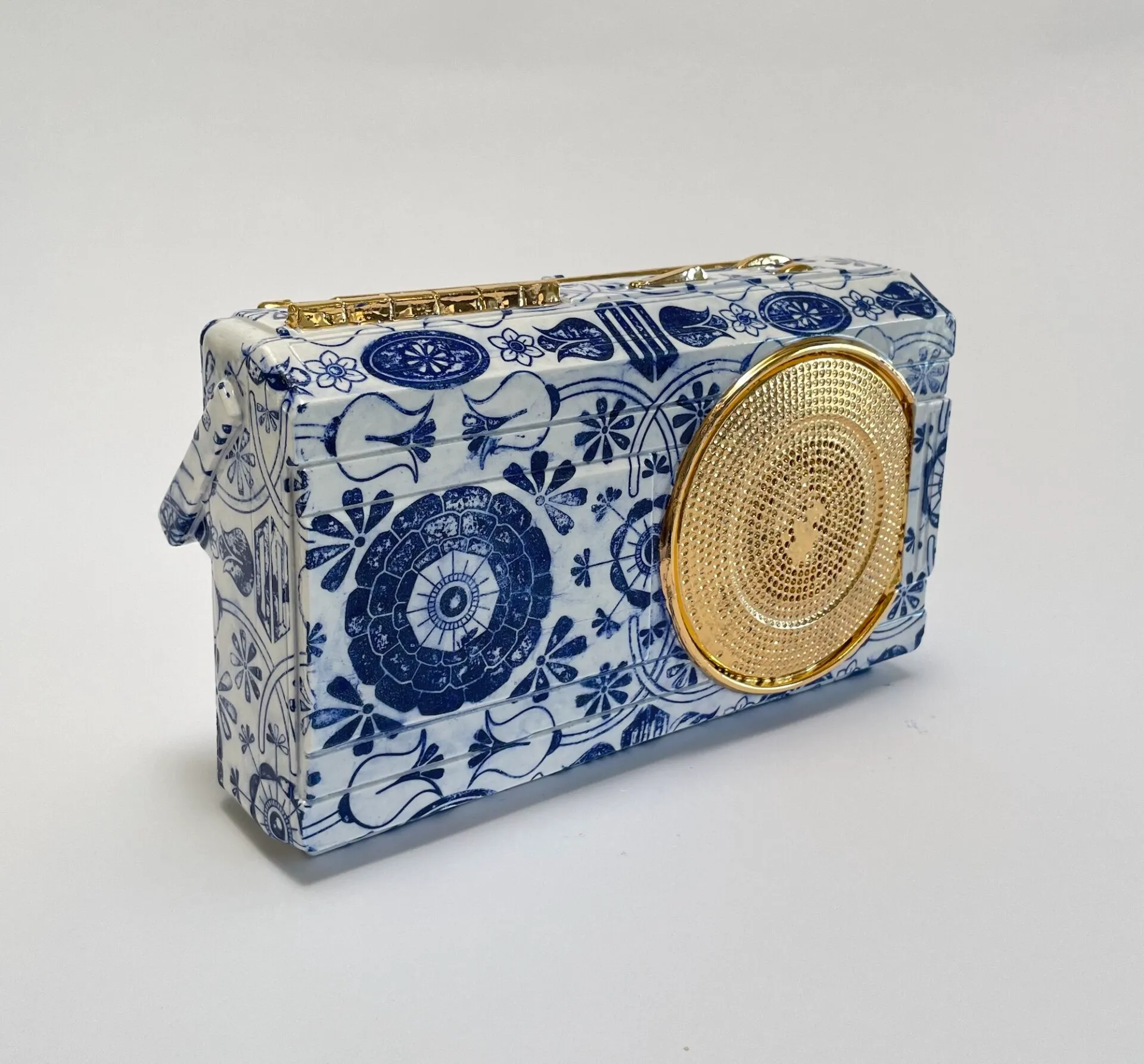 Les objets du quotidien de porcelaine de Brock DeBoer les objets du quotidien de porcelaine de brock deboer 5 radio en porcelaine les-objets-du-quotidien-de-porcelaine-de-brock-deboer-5-radio-en-porcelaine