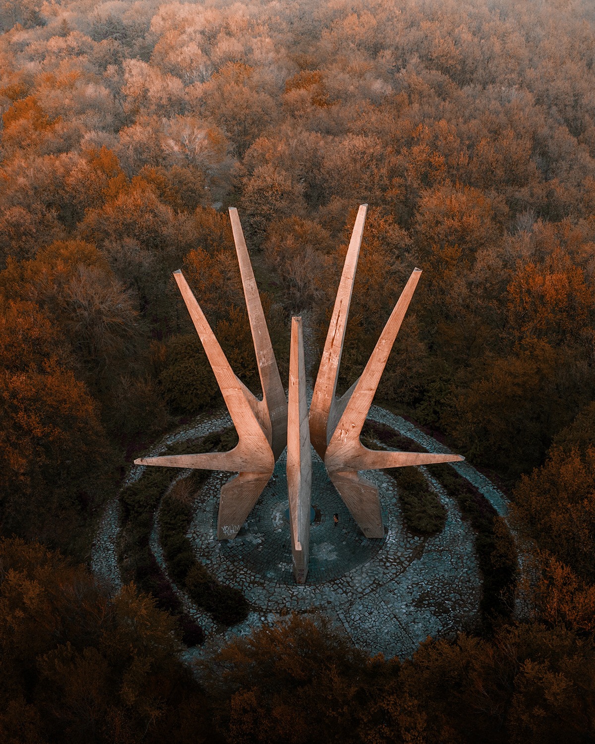 Urbex: quelques bâtiments et monuments soviétiques abandonnés urbex quelques batiments et monuments sovietiques abandonnes 2 monument des partisans kosmaj serbie urbex-quelques-batiments-et-monuments-sovietiques-abandonnes-2-monument-des-partisans-kosmaj-serbie.