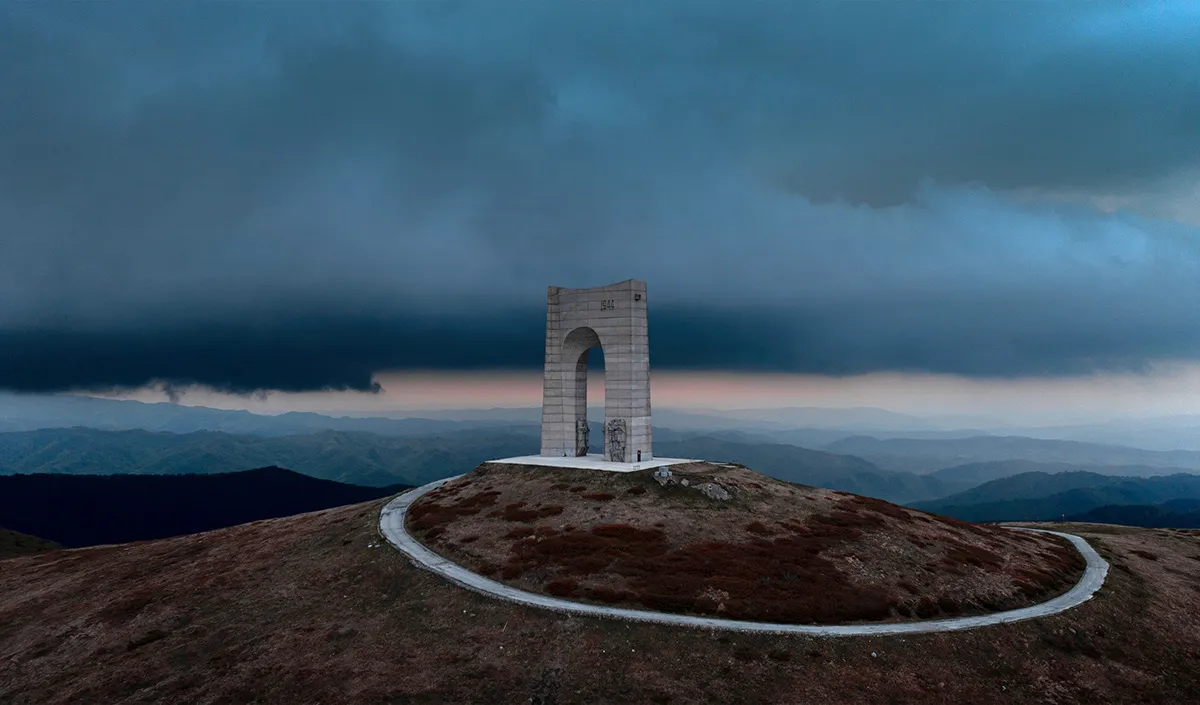 Urbex: quelques bâtiments et monuments soviétiques abandonnés urbex quelques batiments et monuments sovietiques abandonnes 7 arche de la liberte beklemeto urbex-quelques-batiments-et-monuments-sovietiques-abandonnes-7-arche-de-la-liberte-beklemeto