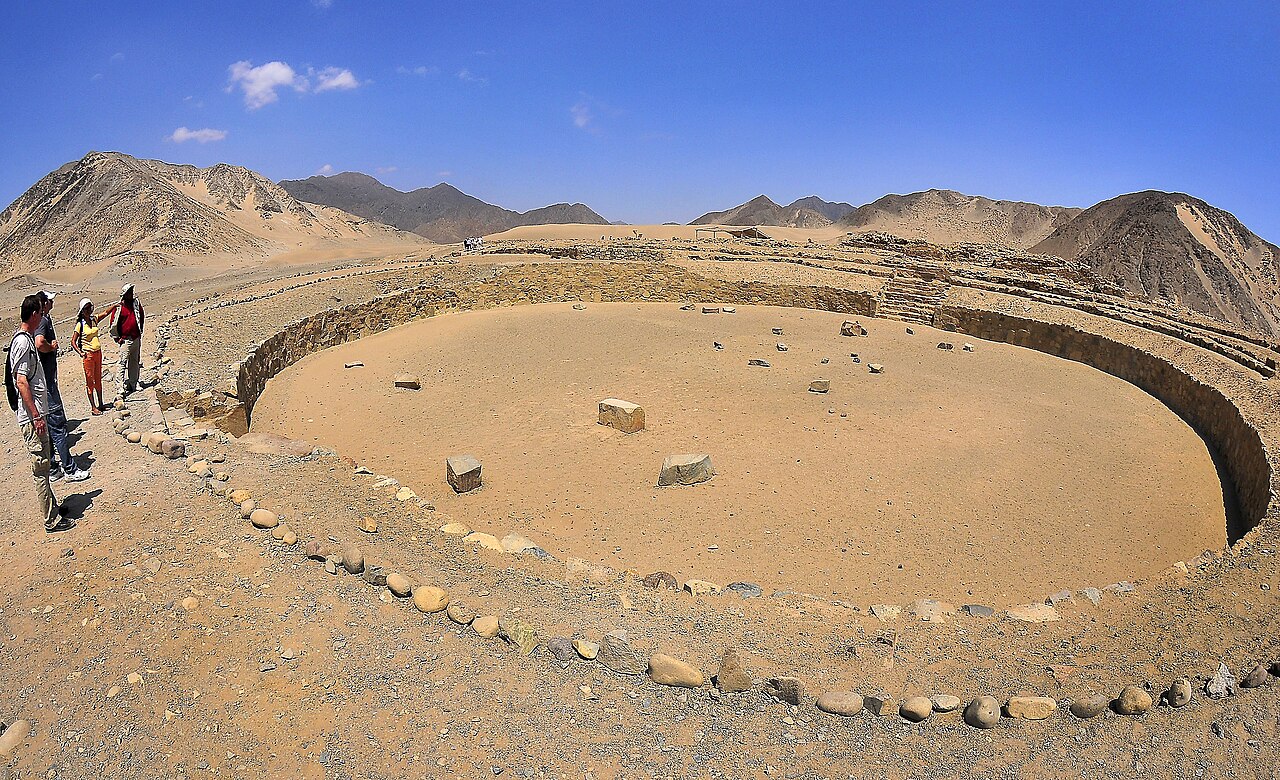 Place circulaire de la cité antique de Caral-Supe au Pérou Place circulaire de la cité antique de Caral-Supe au Pérou