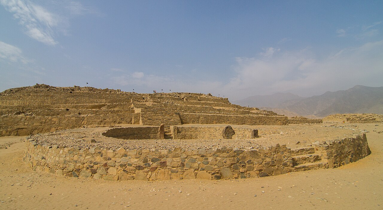 Pyramide Mayor de Caral-Supe et sa place circulaire au Pérou Pyramide Mayor de Caral-Supe et sa place circulaire au Pérou