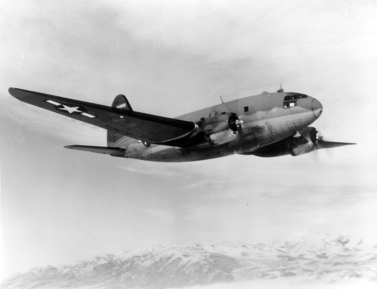 Curtiss C-46 Commando en vol, modèle de l’avion Miss Piggy Curtiss C-46 Commando en vol, modèle de l’avion Miss Piggy