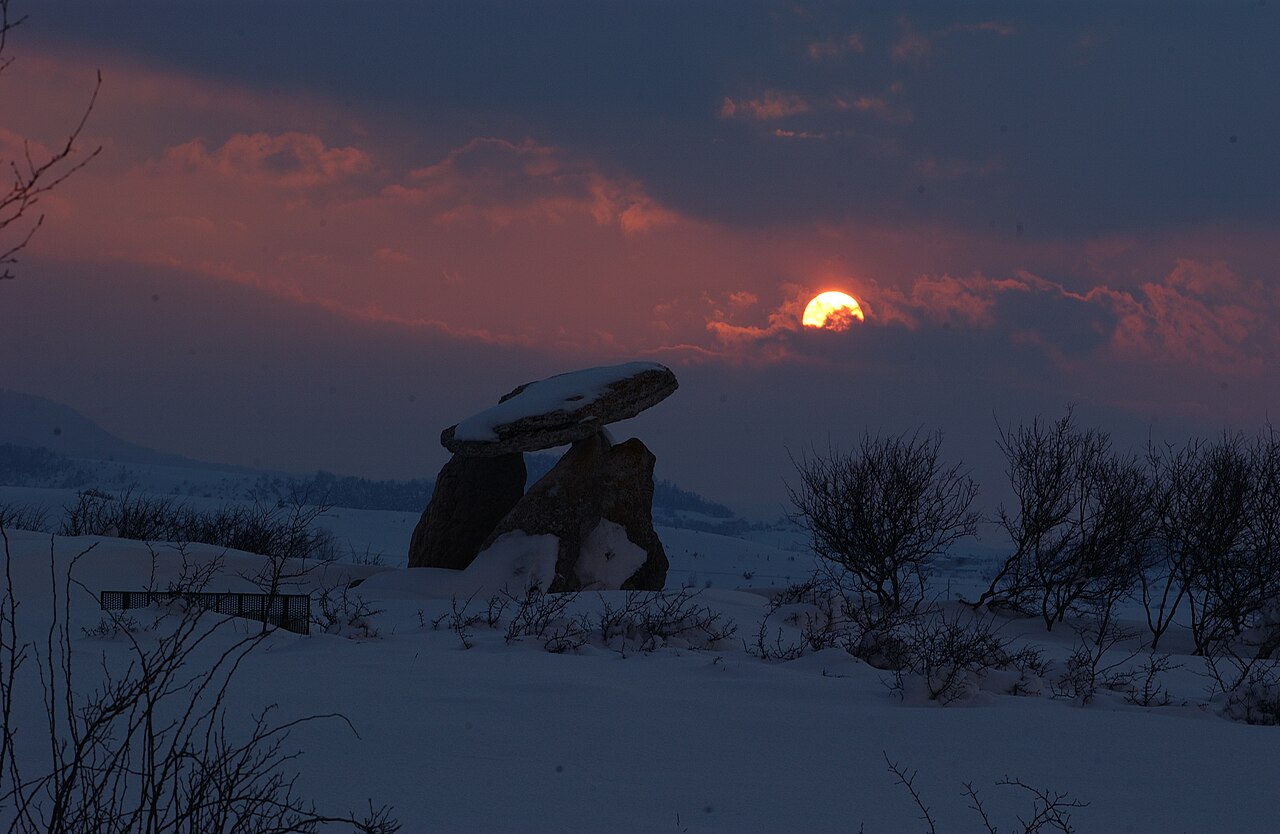 Dolmen de Sorginetxe sous la neige à Agurain dans le Pays basque Dolmen de Sorginetxe sous la neige à Agurain dans le Pays basque