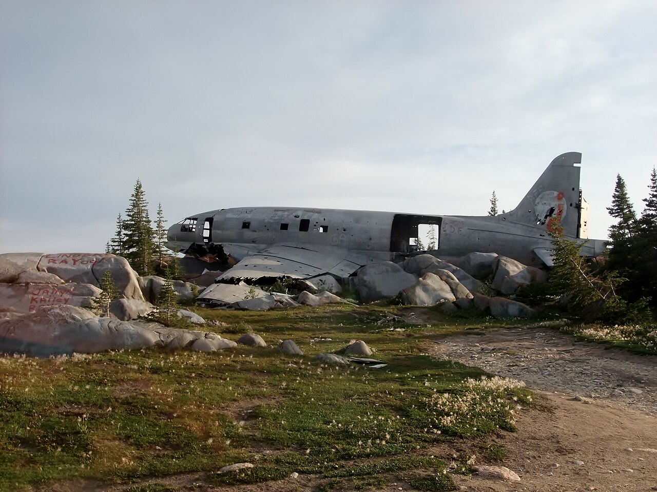 Épave Curtiss C-46 Miss Piggy dans la toundra du Manitoba Épave Curtiss C-46 Miss Piggy dans la toundra du Manitoba