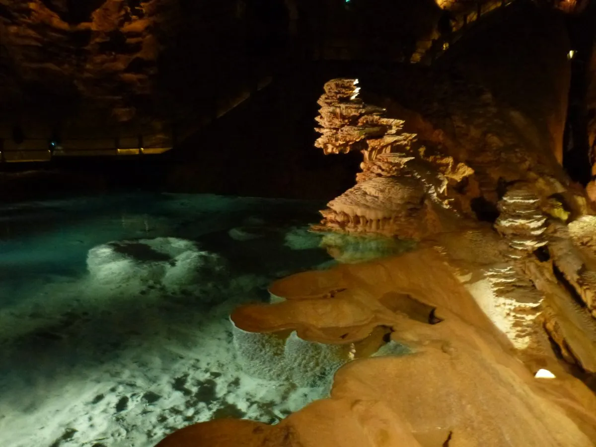 L'impressionnant gouffre de Padirac grotte Gouffre de Padirac lot france 5 grotte_Gouffre_de_Padirac-lot-france-5.
