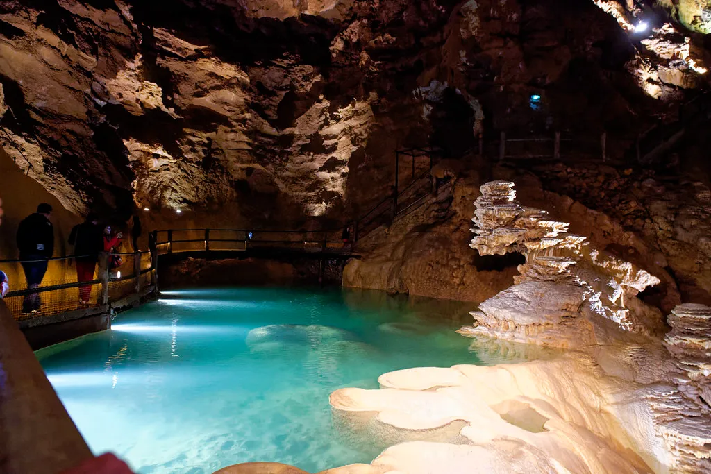 L'impressionnant gouffre de Padirac grotte Gouffre de Padirac lot france 6 rotte_Gouffre_de_Padirac-lot-france-6.
