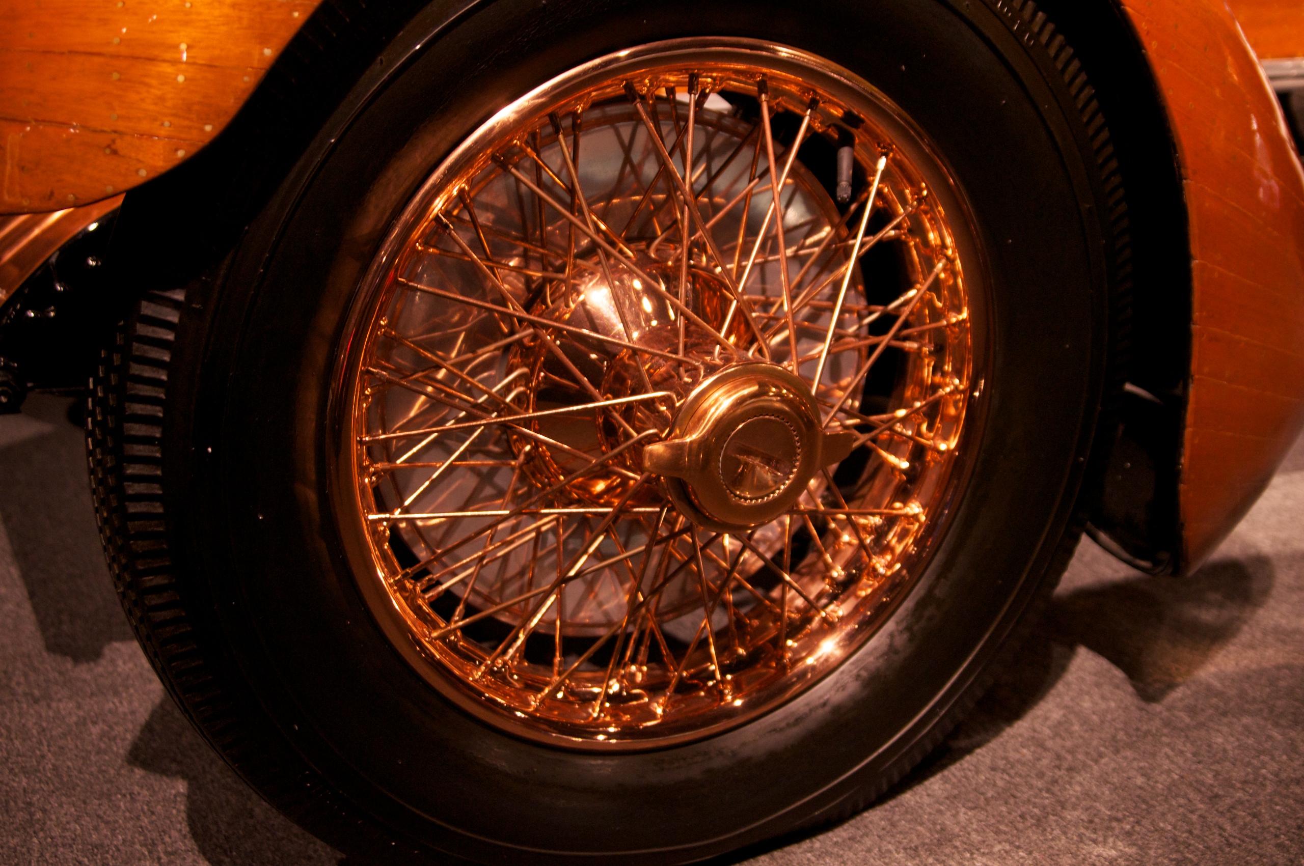 hispano suiza h6c tulipwood 1924 detail jante Détail de la roue à rayons et de la jante de l'Hispano-Suiza H6C Tulipwood de 1924
