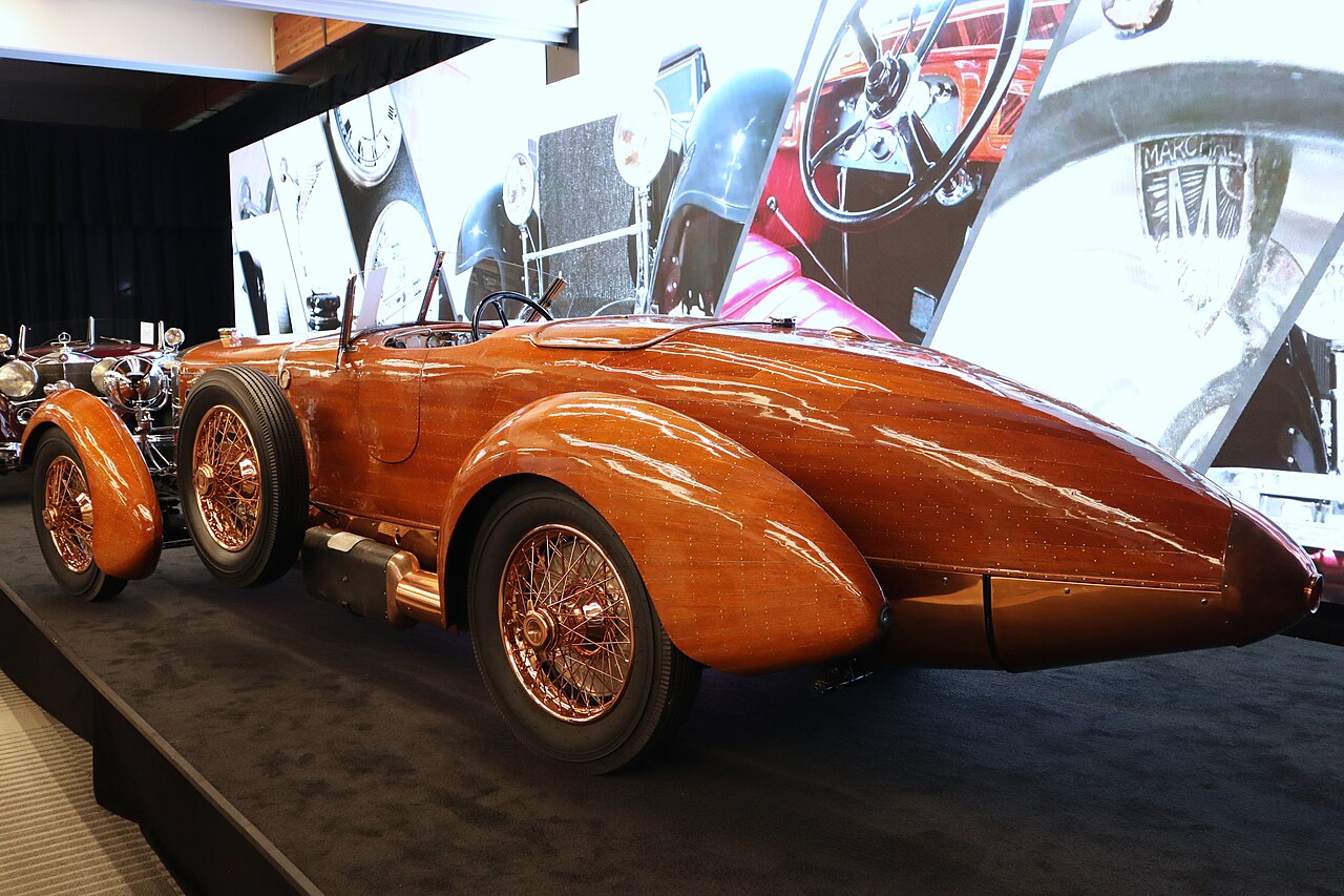 hispano suiza h6c tulipwood 1924 vue arriere Vue arrière de l'Hispano-Suiza H6C Tulipwood de 1924 montrant sa carrosserie effilée en acajou riveté.