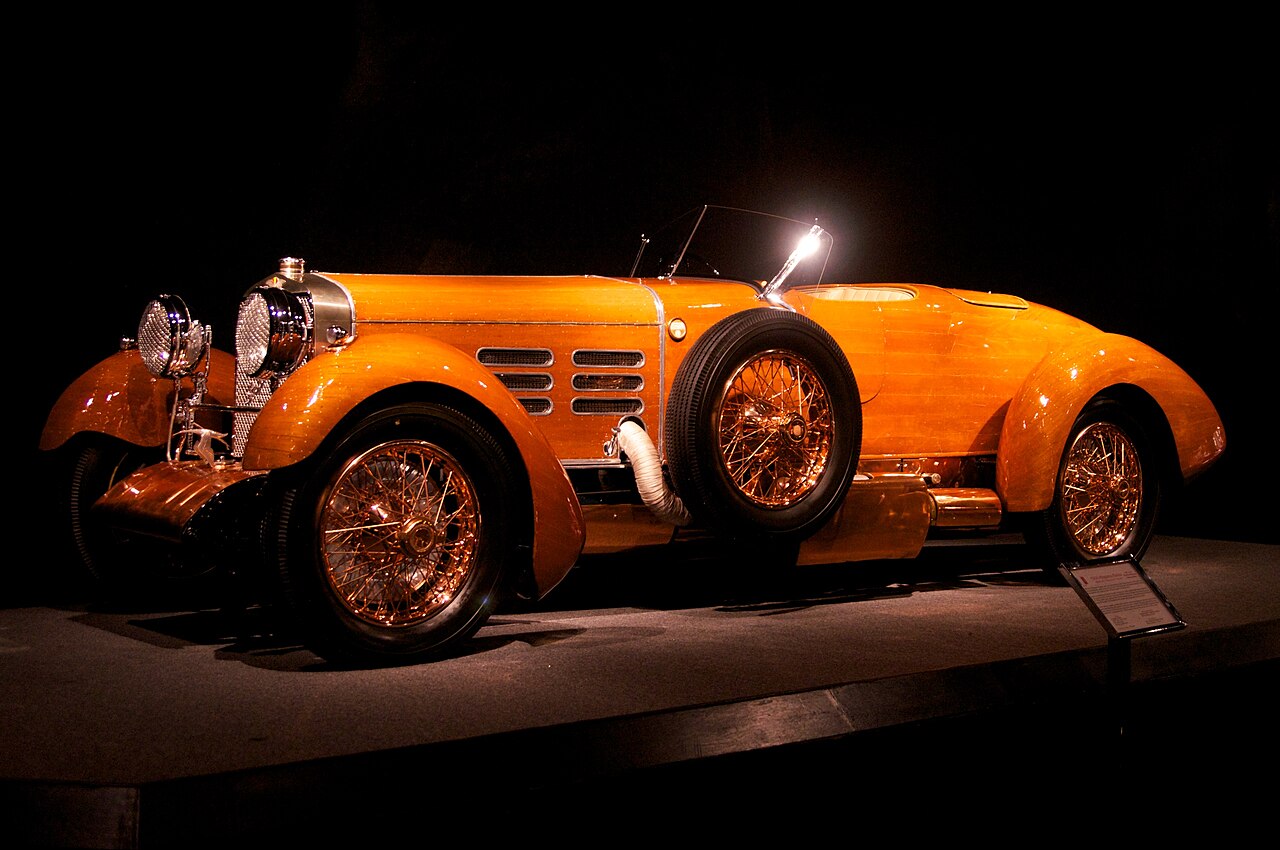hispano suiza h6c tulipwood 1924 vue profil Vue de profil de l'Hispano-Suiza H6C Tulipwood de 1924, avec sa carrosserie en bois et ses lignes élancées.