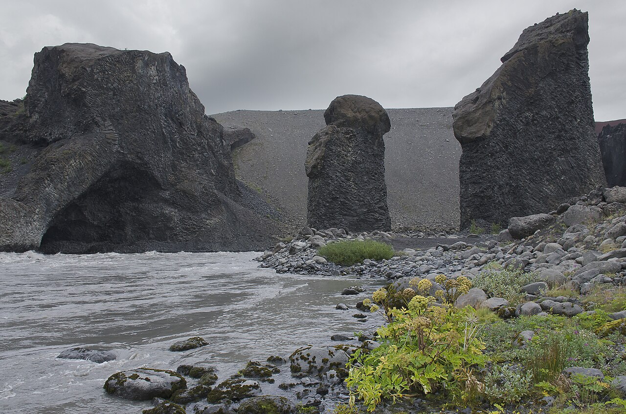 Karl og Kerling, les deux trolls pétrifiés de Jökulsárgljúfur en Islande Karl og Kerling, les deux trolls pétrifiés de Jökulsárgljúfur en Islande