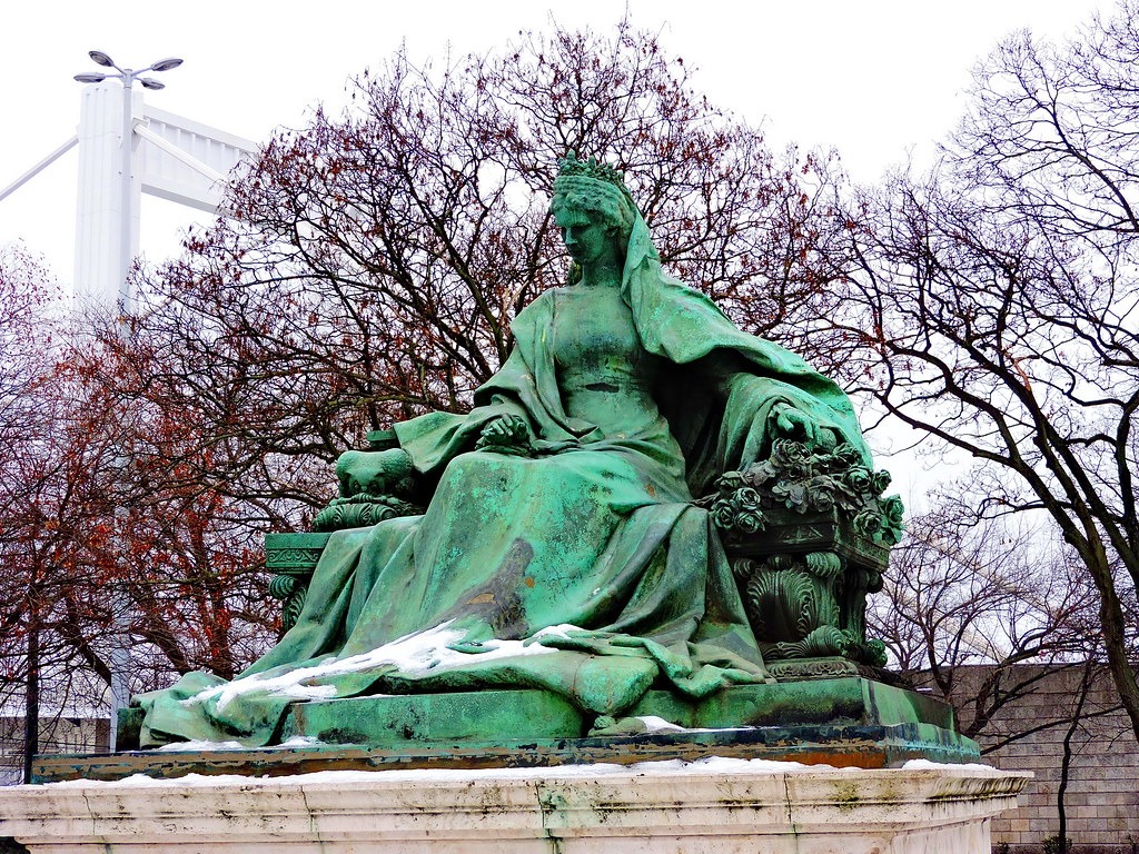 Le parcours tumultueux de la statue de l' impératrice Sissi de Budapest la statue de l imperatrice sissi de budapest 1 a-statue-de-l-imperatrice-sissi-de-budapest-1