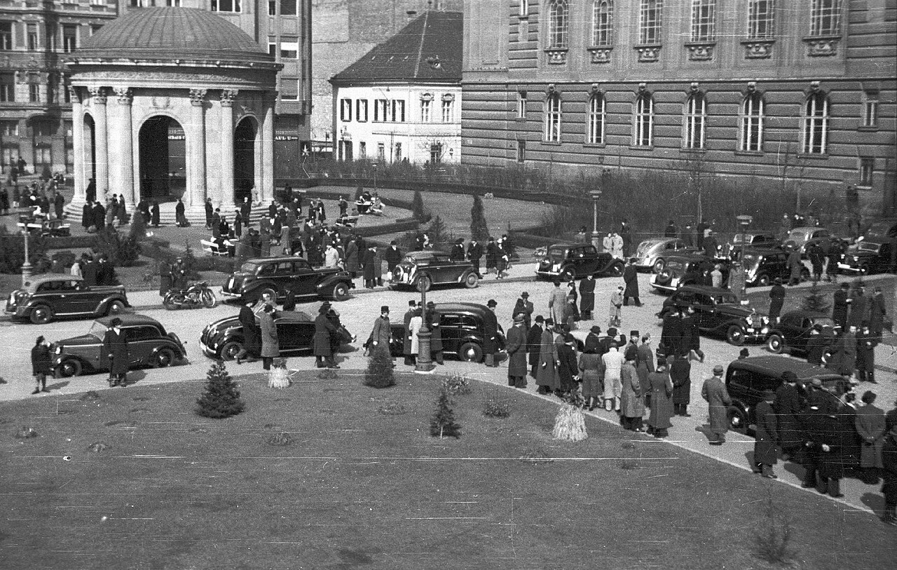 Monument original de Sissi à Budapest avec sa grande gloriette en 1939