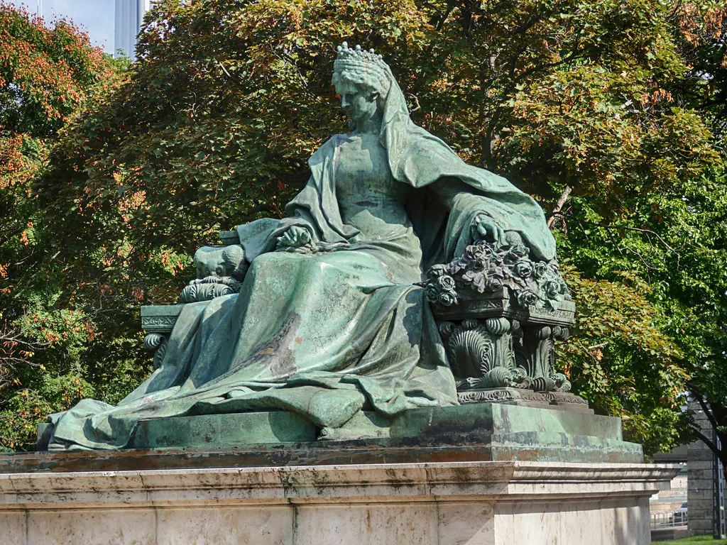 Le parcours tumultueux de la statue de l' impératrice Sissi de Budapest la statue de l imperatrice sissi de budapest 3 la-statue-de-l-imperatrice-sissi-de-budapest-3