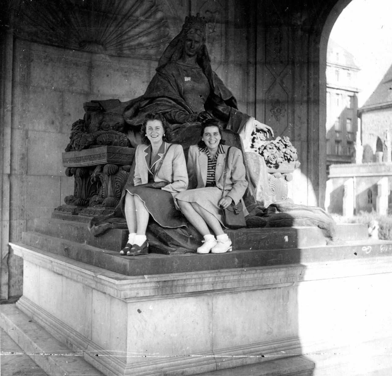 Statue de Sissi dans sa gloriette à Budapest en 1946 après la Seconde Guerre mondiale