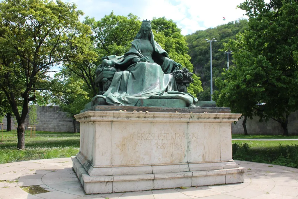 Le parcours tumultueux de la statue de l' impératrice Sissi de Budapest la statue de l imperatrice sissi de budapest 4 la-statue-de-l-imperatrice-sissi-de-budapest-4