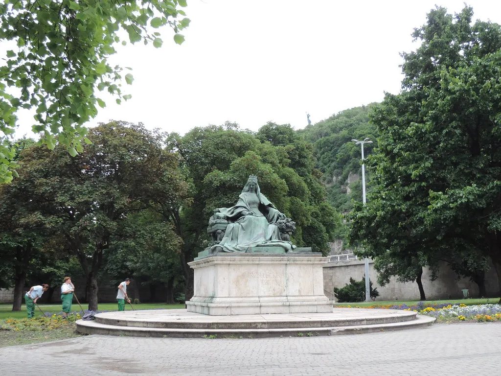 Le parcours tumultueux de la statue de l' impératrice Sissi de Budapest la statue de l imperatrice sissi de budapest 5 la-statue-de-l-imperatrice-sissi-de-budapest-5.