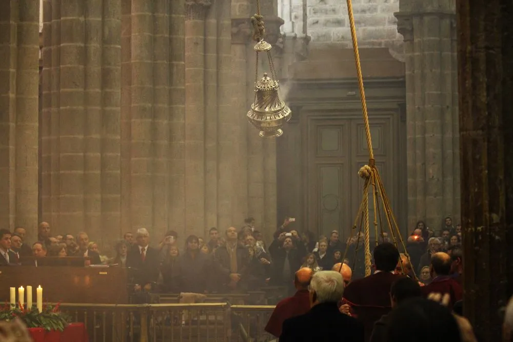 Le Botafumeiro, le plus célèbre encensoir du monde le botafumeiro le plus celebre encensoir du monde cathedrale de saint jacques de compostelle espagne 4 le-botafumeiro-le-plus-celebre-encensoir-du-monde-cathedrale-de-saint-jacques-de-compostelle-espagne-4
