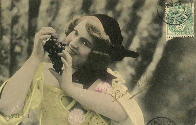 Le Coucher de la Mariée, un vieux film érotique français de 1896 le coucher de la mariee le plus vieux film erotique francais video louise willy 2 Louise Willy avec une grappe de raisin 1