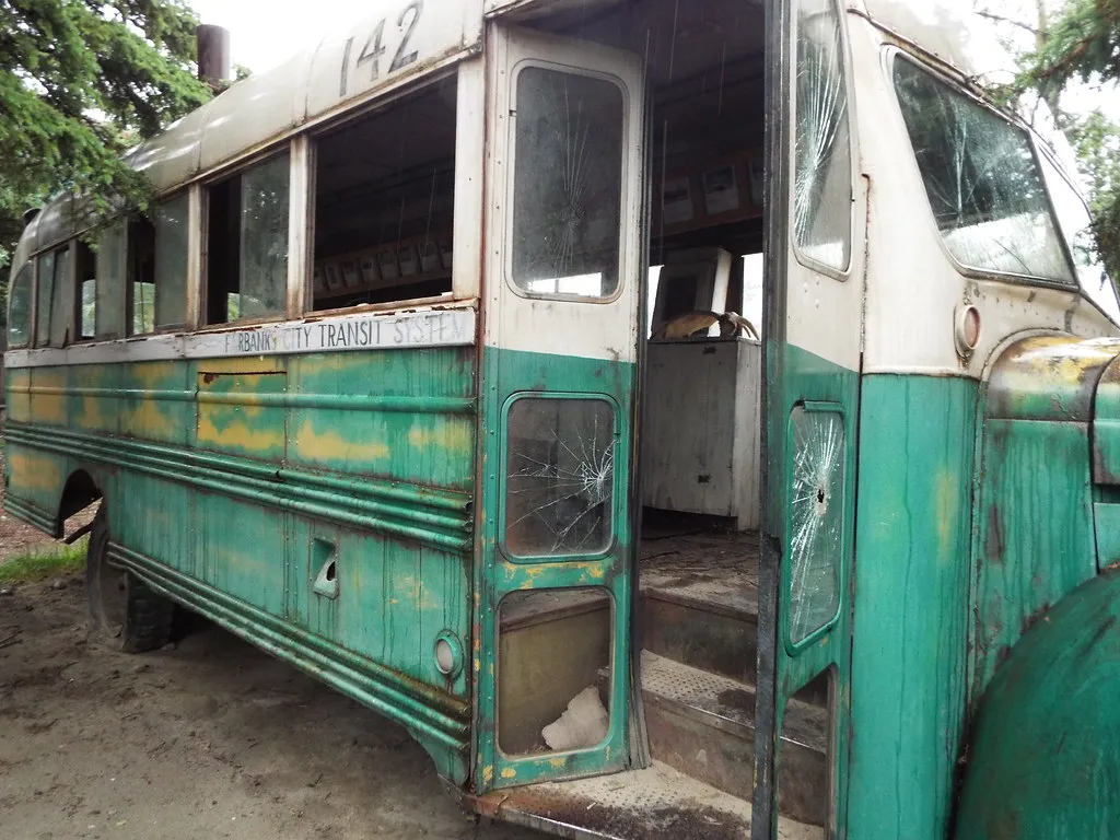 Le Magic Bus de Into The Wild trône dans la cour d'un pub d'Alaska le magic bus de into the wild trone dans la cour dun pub d alaska 2 le-magic-bus-de-into-the-wild-trone-dans-la-cour-dun-pub-d-alaska-2.