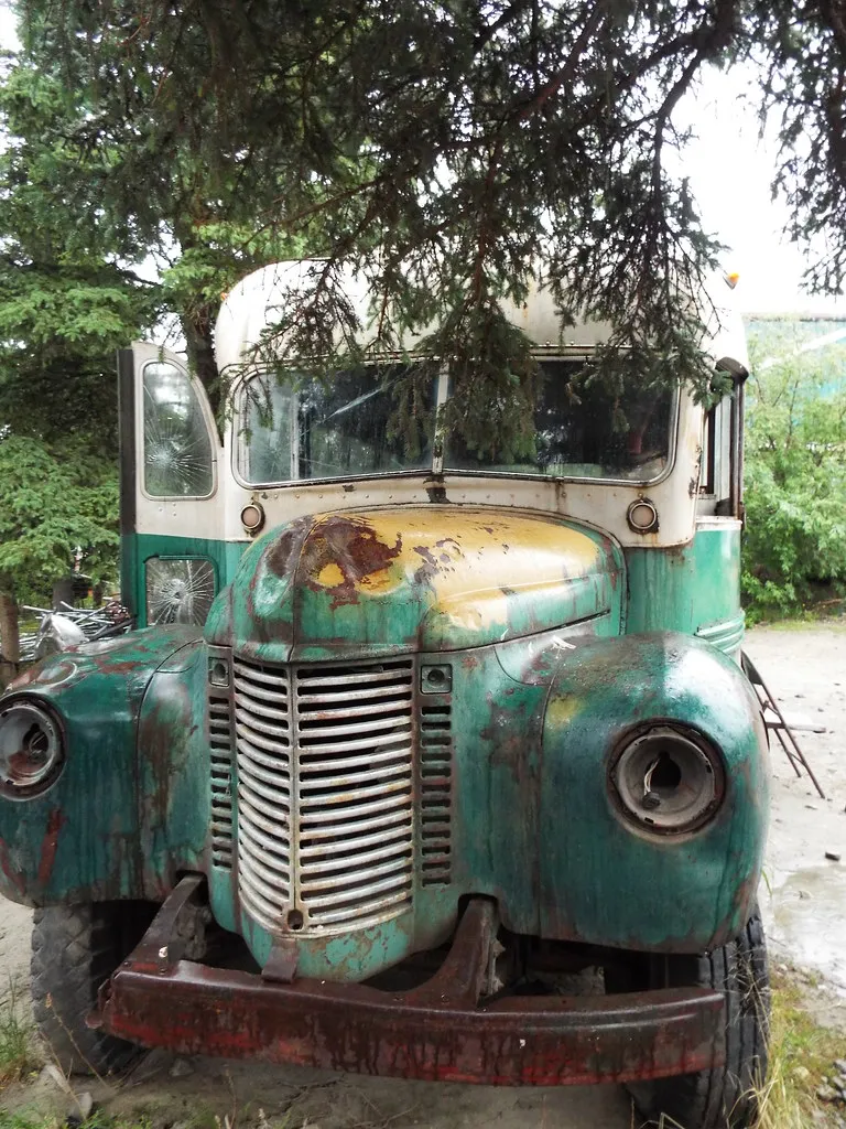 Le Magic Bus de Into The Wild trône dans la cour d'un pub d'Alaska le magic bus de into the wild trone dans la cour dun pub d alaska 3 le-magic-bus-de-into-the-wild-trone-dans-la-cour-dun-pub-d-alaska-3
