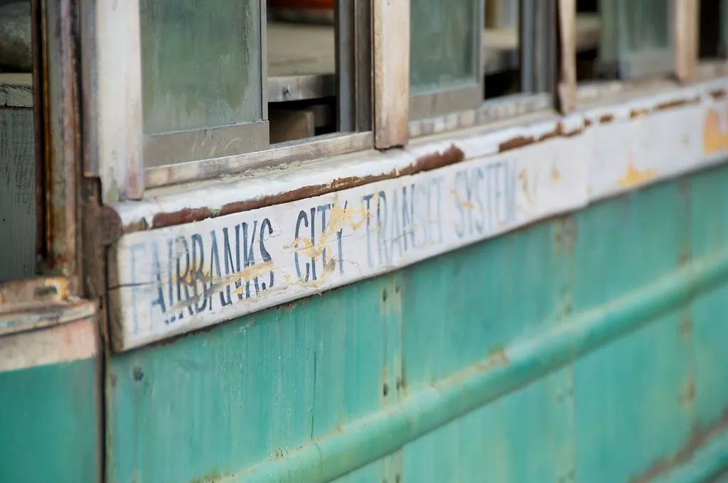 Le Magic Bus de Into The Wild trône dans la cour d'un pub d'Alaska le magic bus de into the wild trone dans la cour dun pub d alaska 4 le-magic-bus-de-into-the-wild-trone-dans-la-cour-dun-pub-d-alaska-4.