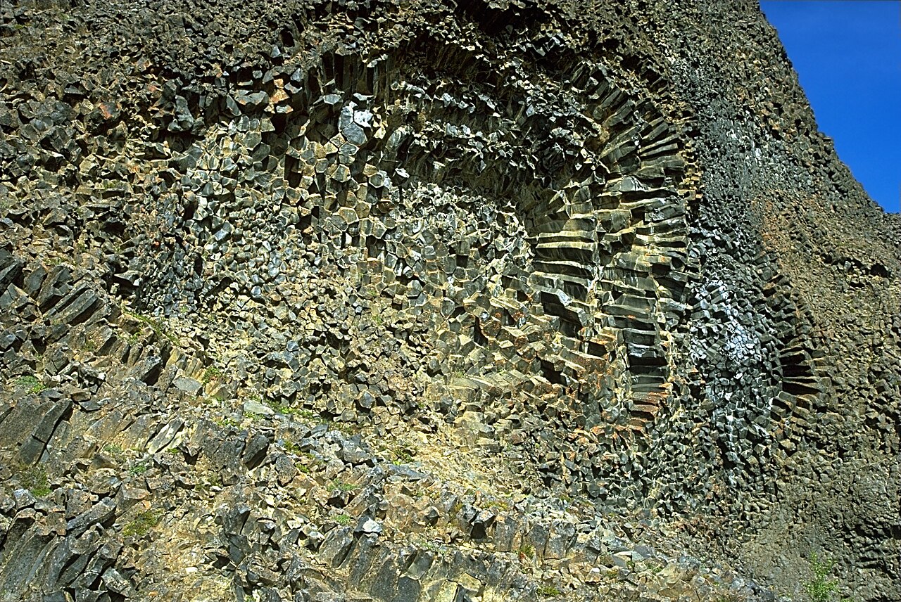 Rosette de colonnes de basalte à Vesturdalur en Islande Rosette de colonnes de basalte à Vesturdalur en Islande