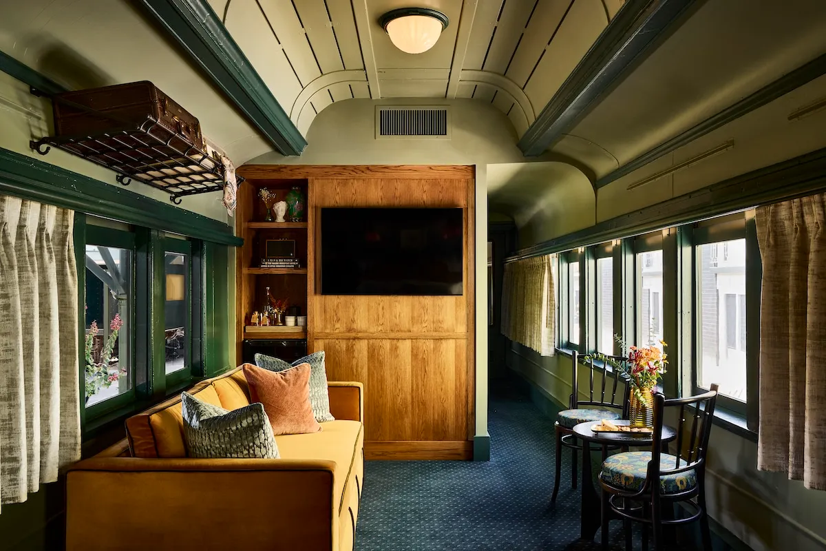 The Hotel Chalet propose des chambres dans des wagons de 1920 et 1960 the hotel chalet propose des chambres dans des wagons de 1920 et 1960 3 the-hotel-chalet-propose-des-chambres-dans-des-wagons-de-1920-et-1960-3
