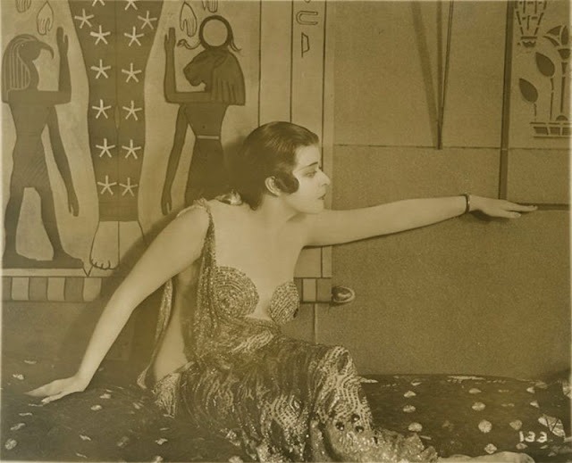 30 portraits de Theda Bara en Cléopâtre 30 portraits de theda bara en cleopatre 1 30-portraits-de-theda-bara-en-cleopatre-1