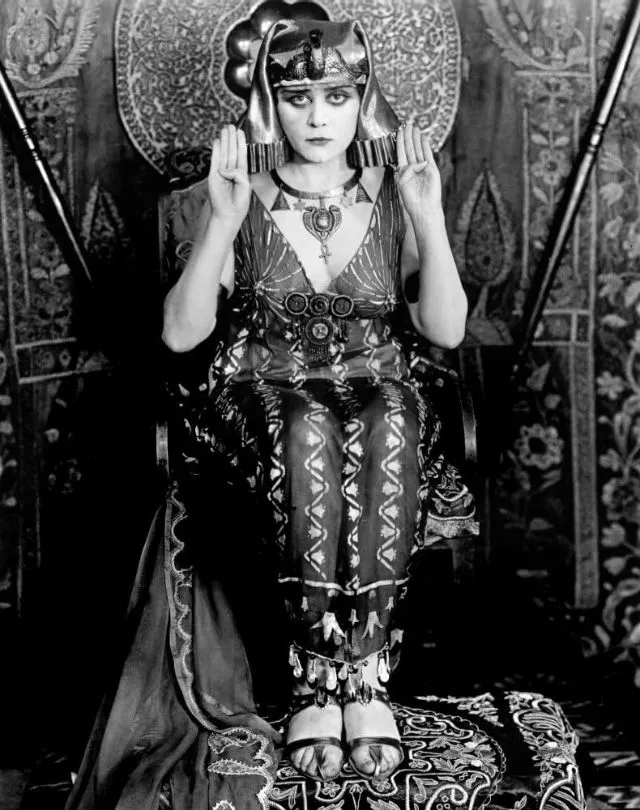 30 portraits de Theda Bara en Cléopâtre 30 portraits de theda bara en cleopatre 10 30-portraits-de-theda-bara-en-cleopatre-10