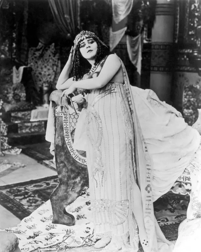 30 portraits de Theda Bara en Cléopâtre 30 portraits de theda bara en cleopatre 12 30-portraits-de-theda-bara-en-cleopatre-12