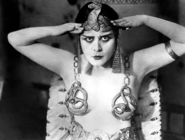 30 portraits de Theda Bara en Cléopâtre 30 portraits de theda bara en cleopatre 16 30-portraits-de-theda-bara-en-cleopatre-16