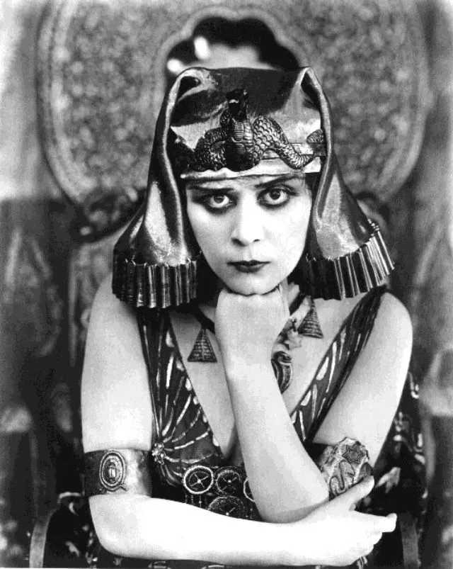30 portraits de Theda Bara en Cléopâtre 30 portraits de theda bara en cleopatre 19 30-portraits-de-theda-bara-en-cleopatre-19