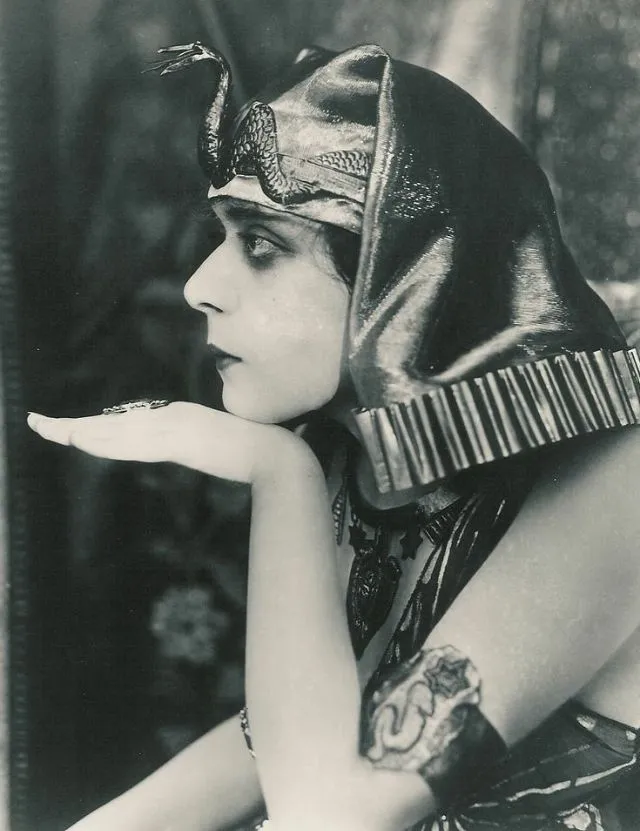 30 portraits de Theda Bara en Cléopâtre 30 portraits de theda bara en cleopatre 21 30-portraits-de-theda-bara-en-cleopatre-21