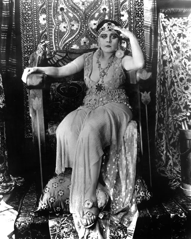 30 portraits de Theda Bara en Cléopâtre 30 portraits de theda bara en cleopatre 22 30-portraits-de-theda-bara-en-cleopatre-22