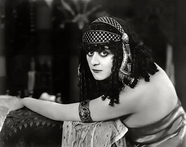 30 portraits de Theda Bara en Cléopâtre 30 portraits de theda bara en cleopatre 23 30-portraits-de-theda-bara-en-cleopatre-23